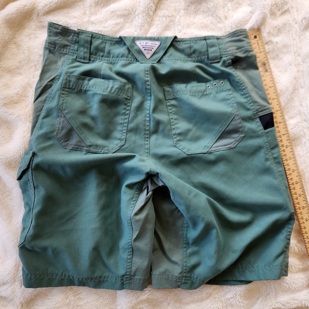 Columbia PFG Green Cargo Shorts Size 32 Fishing Omni-Shield - Picture 2 of 2